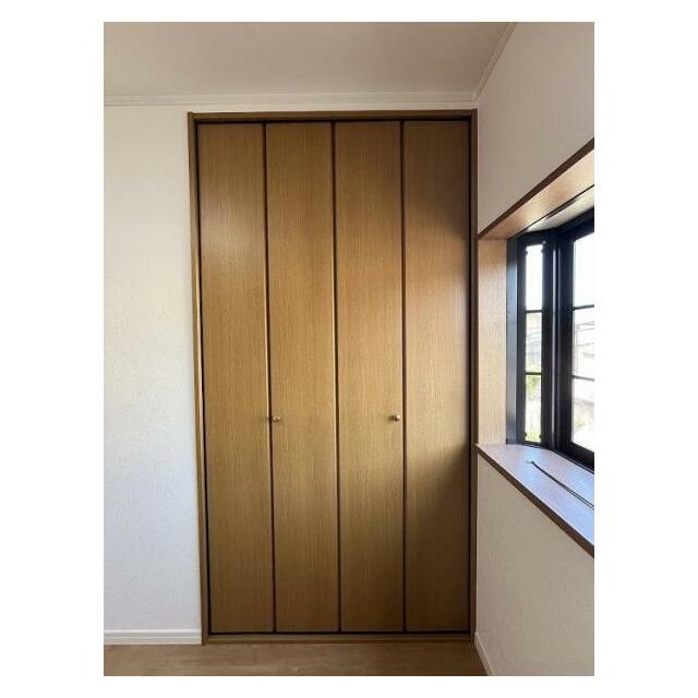 洋室には大きな収納もございます。