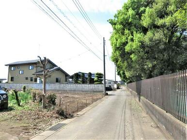 西側の前面道路（約４ｍ幅の結城市道）　※南方面を向いて