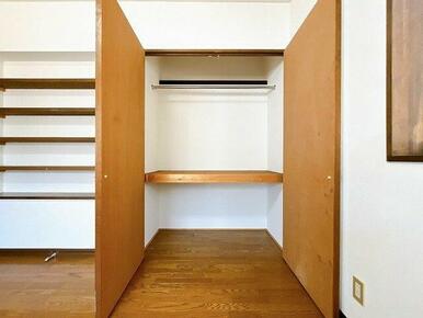 「２階北西側　約６．５帖洋室」クローゼットの中身の写真です。