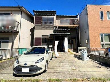 「駐車」普通車並列２台駐車可能です。ガス機器は撤去予定です。