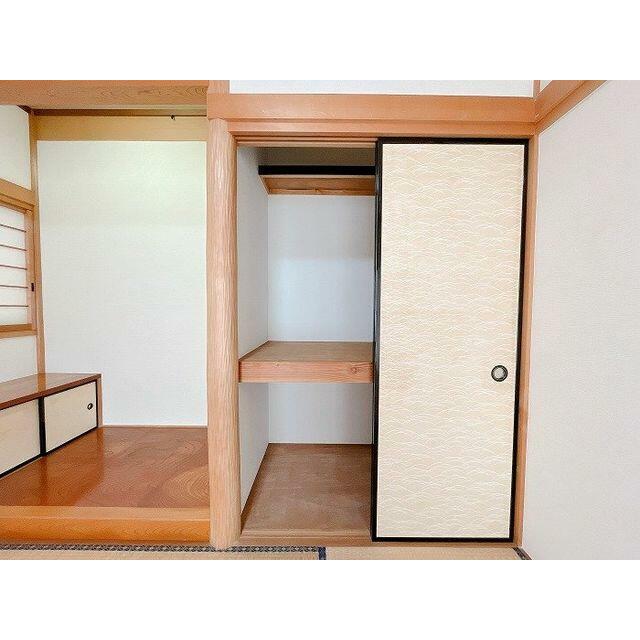 「１階　和室」押入れの写真です。