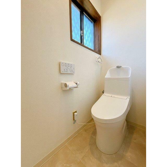 「２階　トイレ」ウォシュレット付のトイレに新品交換済みです。