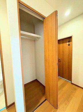 「１階廊下収納内部」廊下にも収納があるのでリビングやお部屋を広く使えます。