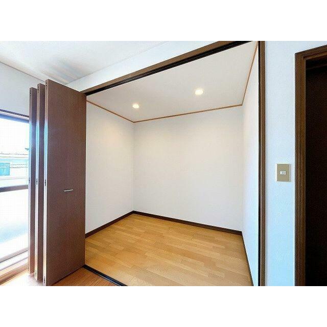 「２階南東側　約７帖洋室」納屋の中の写真です。