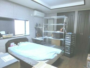 ２階寝室、豊富な収納スペース
