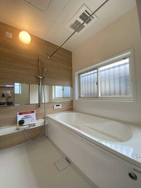 「浴室」新品交換済、窓があり換気もしやすい浴室です