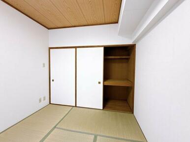 和室の押入れ収納。中段・枕棚があり荷物を整理できます。