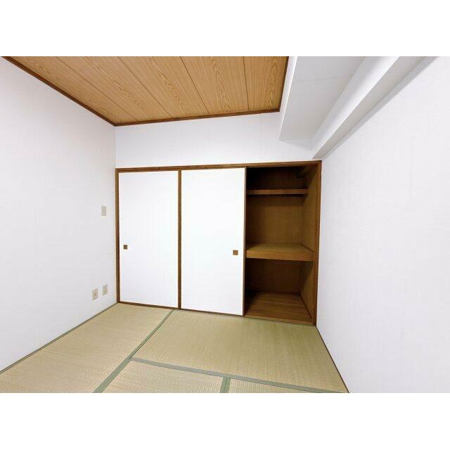 和室の押入れ収納。中段・枕棚があり荷物を整理できます。