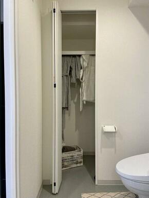 モデルルーム601号室の画像。トイレ脇にある収納スペース！