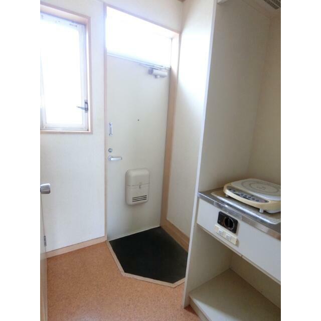 玄関に窓があるので明るいです