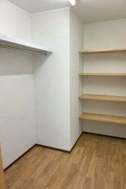 主寝室横のウォークインクローゼット！たくさんの洋服を収納できます！
