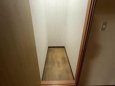玄関横の収納です。