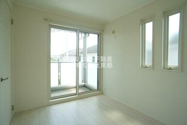 ２面採光なので、明るく風通しのよい過ごしやすいお部屋です♪