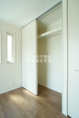 奥行のある収納付です！増えがちな荷物をもスッキリ収納できます☆