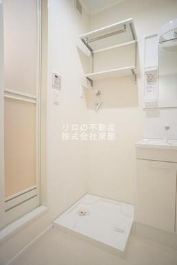 上部収納棚あり！室内洗濯機置き場です♪