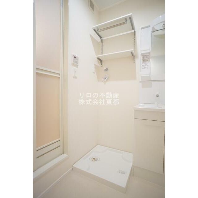 上部収納棚あり！室内洗濯機置き場です♪