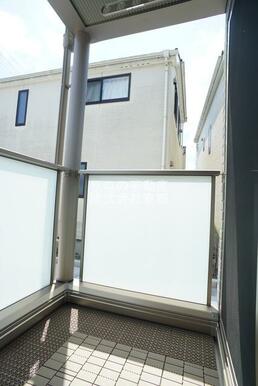 バルコニーがあるので洗濯物を太陽の下で干すことができます♪