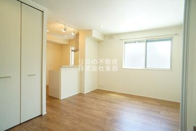 自由に家具を配置できる広々としたリビングです♪