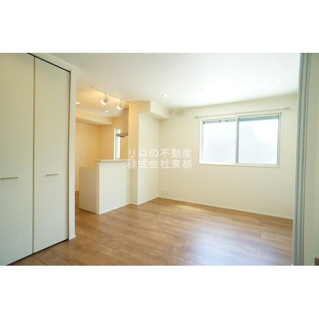 自由に家具を配置できる広々としたリビングです♪