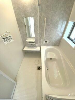 浴槽はベンチタイプを採用！ちょっと腰掛けるとちょうど窓があり空を眺めてホッとできそう。手が届くとこ…
