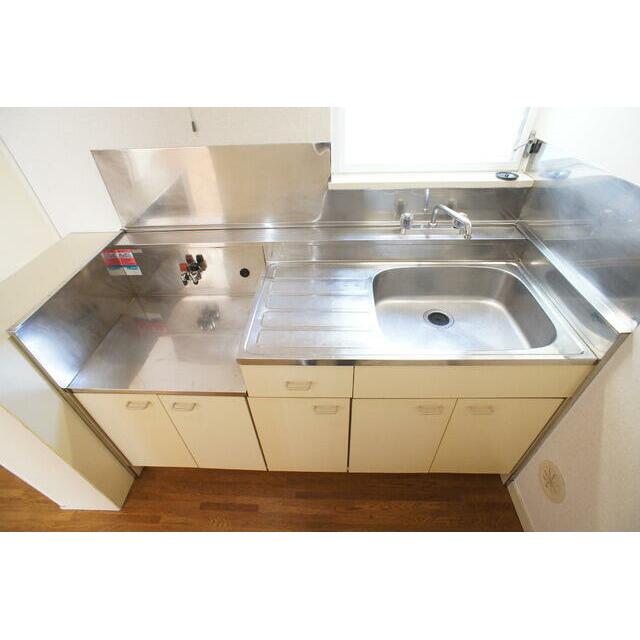 自然光のはいる、換気もしやすい窓付きのキッチンです♪