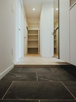 シューズボックスの扉の一枚は全身ミラーになっており、お出かけ前の身だしなみチェックに便利です。