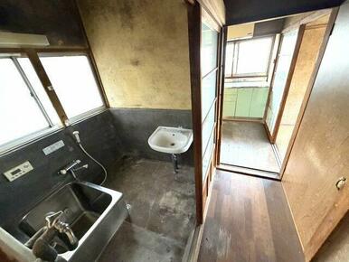 キッチンから直接出入り可能な配置。窓があり、外光が入ります