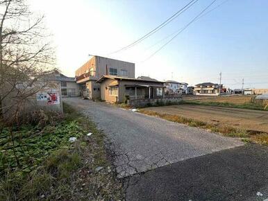 物件の前面道路。舗装されており、平坦な道が続いています