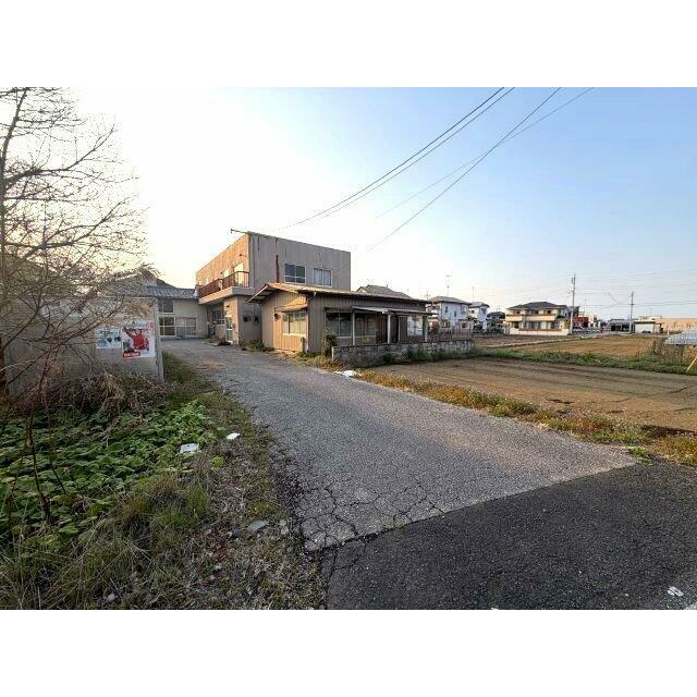 物件の前面道路。舗装されており、平坦な道が続いています