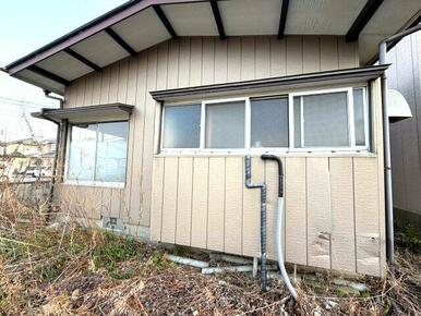 建物背面（キッチン側）の外観。窓が並び、採光が確保されます