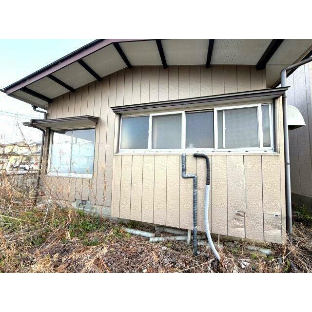 建物背面（キッチン側）の外観。窓が並び、採光が確保されます