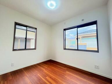 「2階北東側洋室＿約4.5帖」2面採光につき陽当たり良好です。