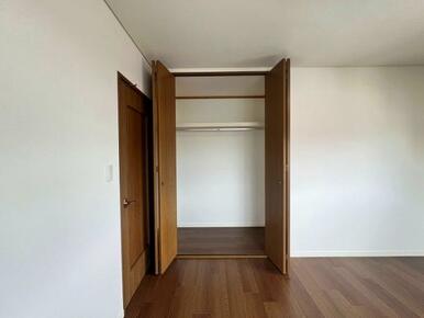 「北側洋室」収納がございます。