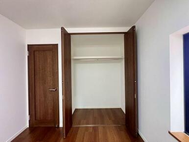 「南東側洋室」収納がございます。