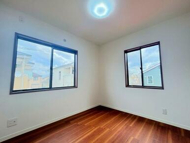 「2階南東側洋室＿約4.5帖」2面採光につき陽当たり良好です。