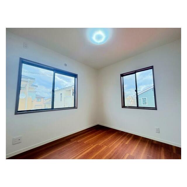 「2階南東側洋室＿約4.5帖」2面採光につき陽当たり良好です。