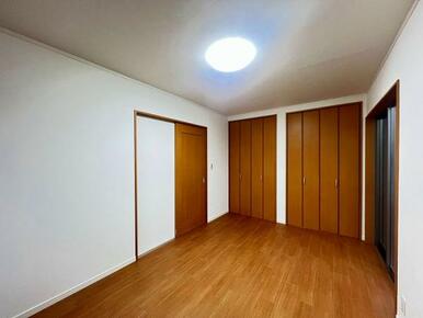 「2階洋室」別の角度からのお写真です。