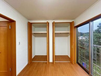 「2階洋室」収納が付いております。