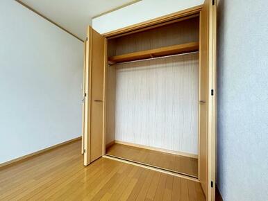 「2階南側洋室約5.3帖」クローゼット収納