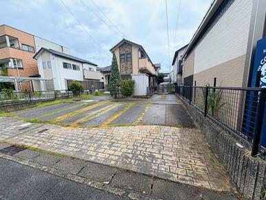 「駐車場」並列2台、縦列1台駐車可能です。