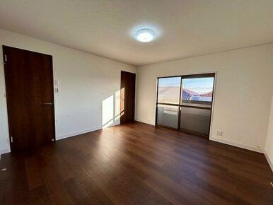 「２階西洋室」こちらのお部屋からバルコニーに出られます