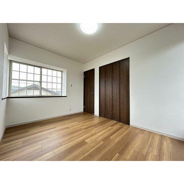 ２階洋室「約６帖の洋室です。出窓付きでかわいらしい雰囲気のお部屋です。」