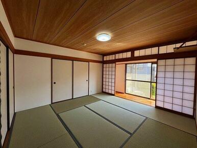 「１階和室」縁側のあり、お庭からの採光もよいお部屋です。