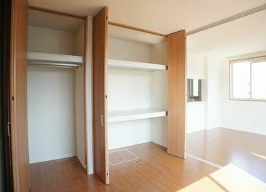 南洋室とリビング＆ダイニングの仕切り戸のスライディングスクリーンを開放すると、一体の空間として広々…