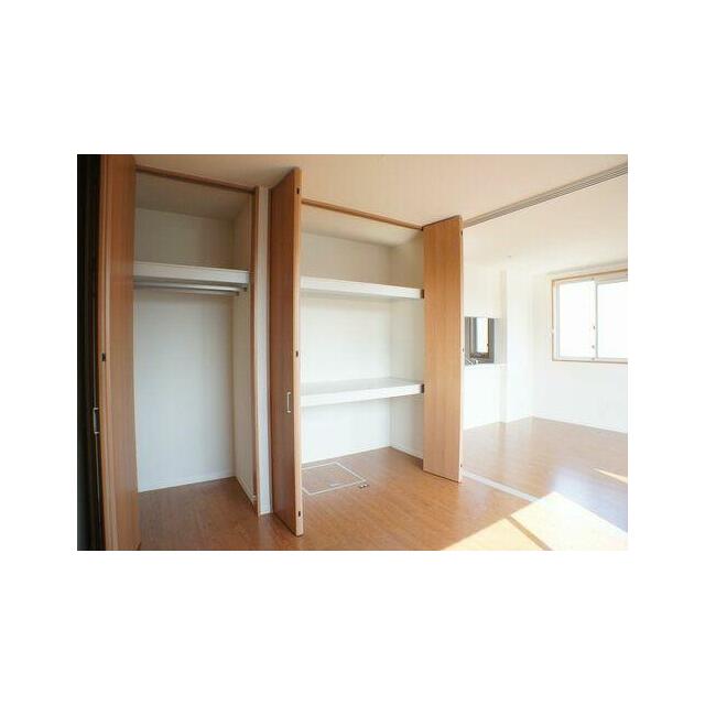 南洋室とリビング＆ダイニングの仕切り戸のスライディングスクリーンを開放すると、一体の空間として広々…