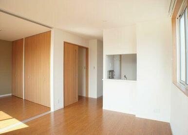 【ＬＤＫ】側面にも窓があり、窓前に建物もないので、採光性も風通しも良い居心地の良いくつろぎ空間のリ…