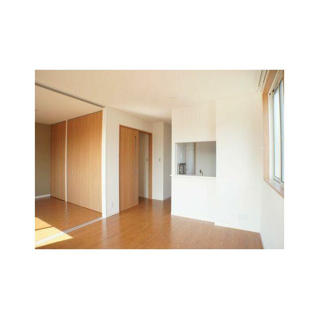 【ＬＤＫ】側面にも窓があり、窓前に建物もないので、採光性も風通しも良い居心地の良いくつろぎ空間のリ…