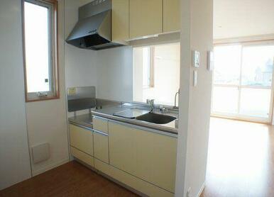 カウンターにタブレット・スマホを置いて、音楽を楽しんだりレシピ動画を確認したりしながらの料理が可能…