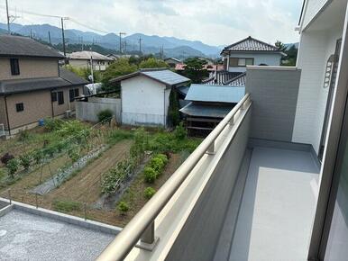 移ろいゆく季節の風をこのバルコニーで感じて（2号棟）
