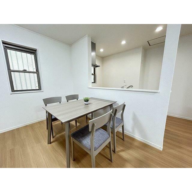 ダイニングテーブル付きです